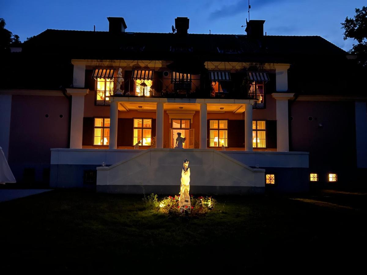 Herrgards Hotell Gyllene Haesten Vastervik Exterior photo
